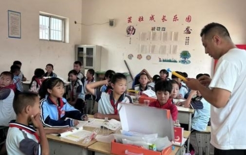 2024年青少年科技素养提升计划向80所学校捐赠科技读本及实验包